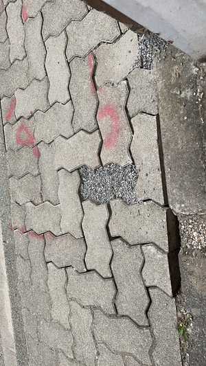 Mangelmeldung: Unebener und löchriger Boden vor der Blankenlocherstraße 18